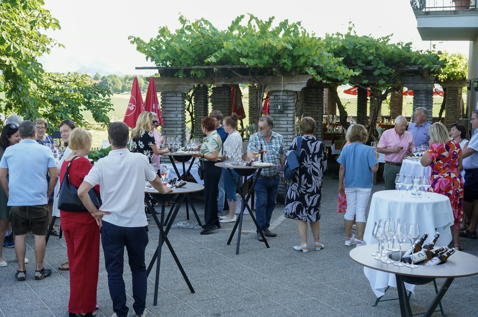Stand & Sip – Stehtisch mit integriertem Flaschenkühler